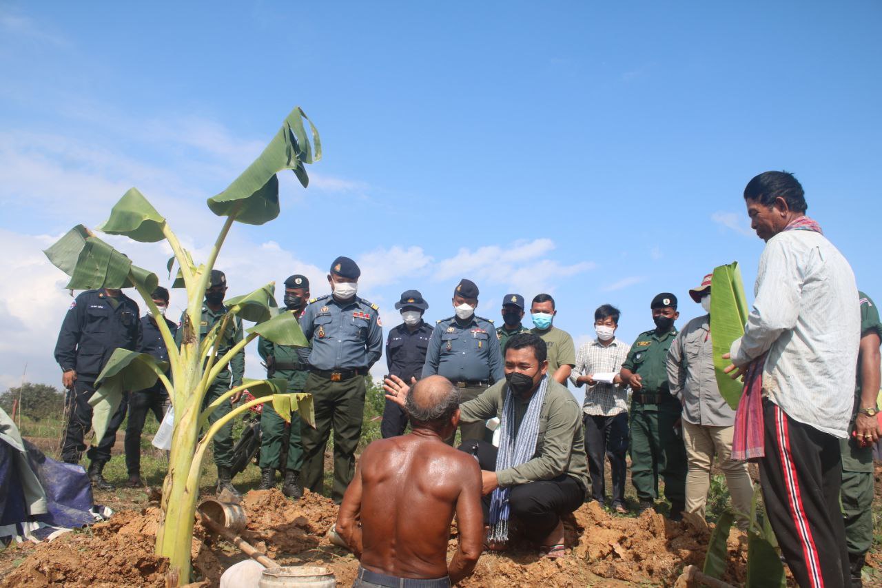 ឯកឧត្ដម ប៉ាន់ខែម ប៊ុនថន នាយករងខុទ្ទល័យ សម្ដេច ហ៊ុនសែន នាយករដ្ឌមន្ត្រីបានចុះសួរសុខទុក្ខហើយជួយរុះរើនិងសាងសង់ផ្ទះអោយប្រជាពលរដ្ឋព្រមទាំង ចែកជូនជាថវិការនិងស័ង្កីដែរជាអំណោយរបស់សម្តេចអគ្គមហាសេនាបតីតេជោ ហ៊ុន សែន និង លោកជំទាវកិត្តិបណ្ឌិត ប៊ុន រ៉ានី ហ៊ុនសែន នៅចំនុចបឹង៧៥ ភូមិអូអំពិល ឃុំទួលពង្រ ស្រុកម៉ាឡៃ ខេត្តបន្ទយមានជ័យ !!!!