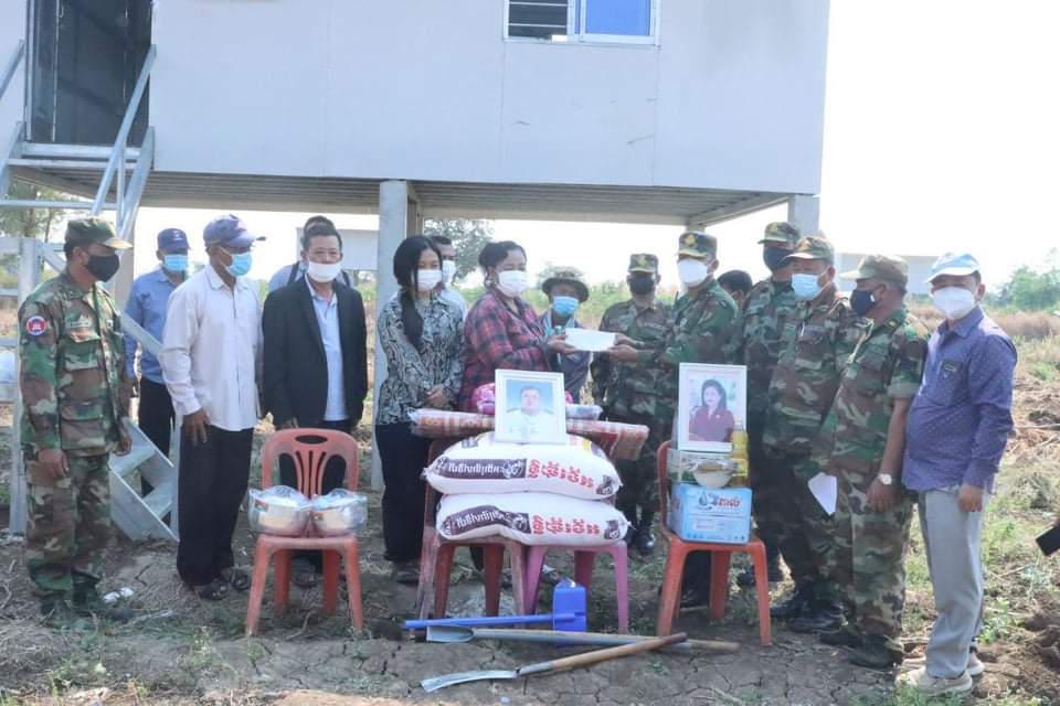 លោក   ឧត្តមសេនីយ៍ត្រី ជឹម ប៊ុនអាន មេបញ្ជាការសឹករង  ខេត្ត  បន្ទាយមានជ័យ និង ជាប្រធានសមាគមអតីតយុទ្ទជនកម្ពុជាខេត្តបន្ទាយមានជ័យ ប្រគល់ផ្ទះនិងដីជូនដល់ ស្ត្រី និងកូន ជាគ្រួសារ យោធិនពលីពិការ  !!!!