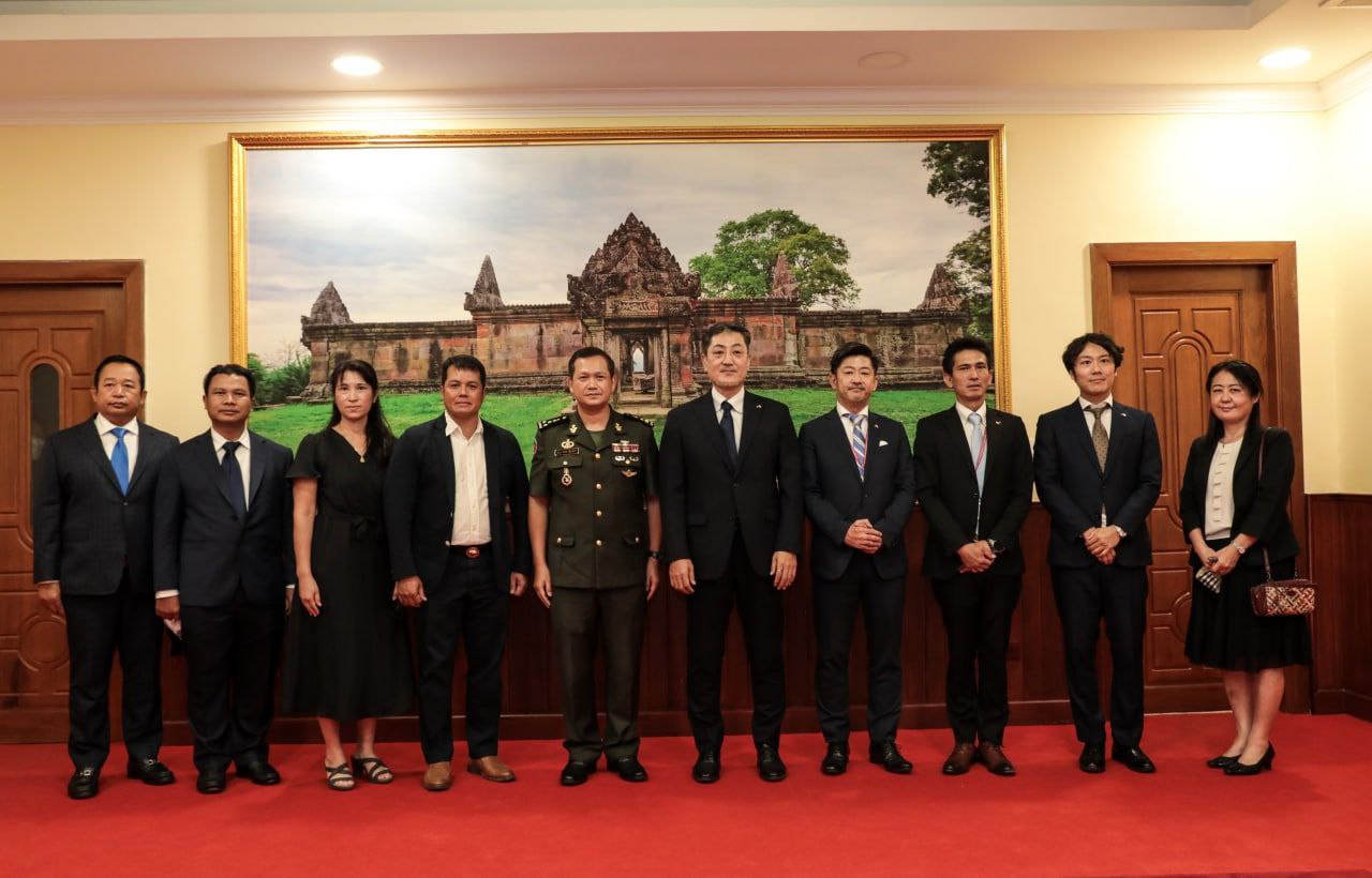 មេបញ្ជាការកងទ័ពជើងគោក បានអនុញ្ញាតឱ្យគណៈប្រតិភូអង្គទ័ពទី៤ នៃកងទ័ពប្រជាជនវៀតណាម ចូលជួបសំណេះសំណាលសម្តែងការគួរសម !!!!