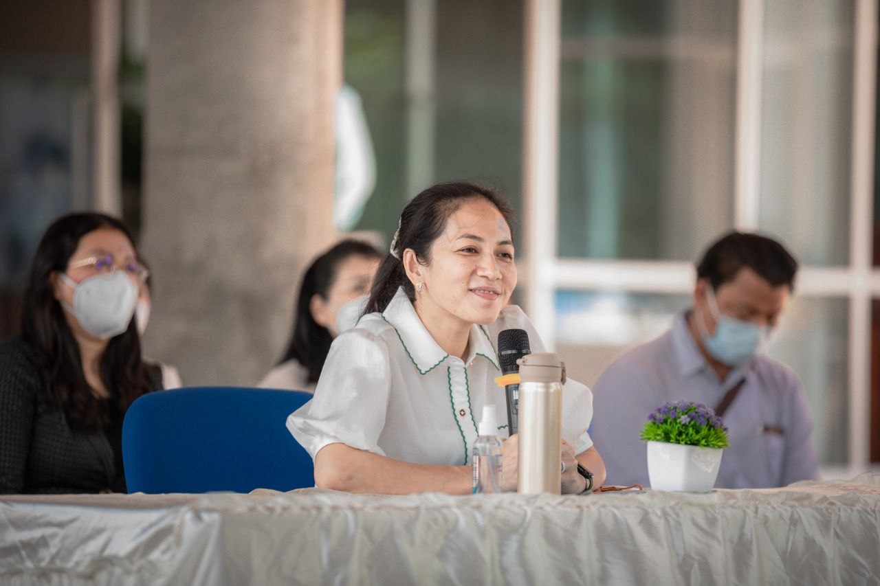 លោកស្រីបណ្ឌិត ពេជ ចន្ទមុន្នី ជួបសំណេះសំណាល និងសួរសុខទុក្ខមនុស្សចាស់នៅអង្គការមូលនិធិកុមារកម្ពុជា(CFF) ស្ទឹងមានជ័យ ក្រោយស្ថានភាពជំងឺកូវីដ-១៩ បានធូស្រាល !!!!