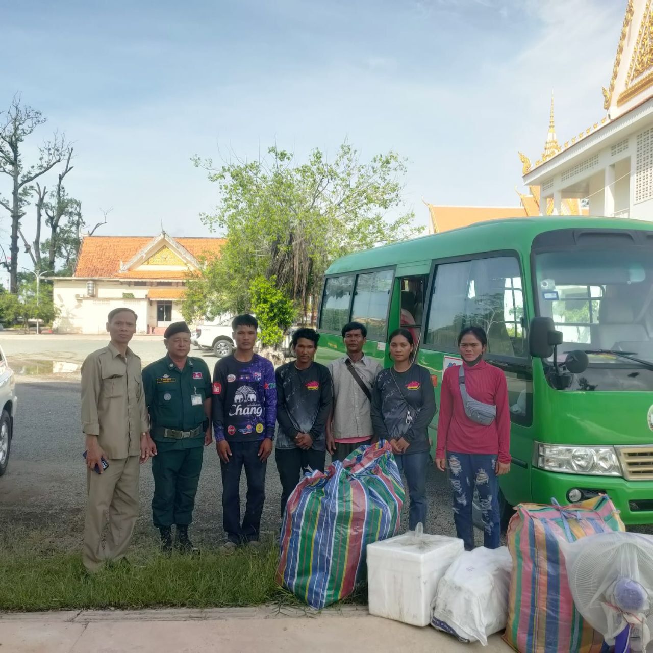 លោកឧត្តមសេនីយ៍ទោ សិទ្ធិ ឡោះ ស្នងការនៃស្នងការដ្ឋាននគរបាលខេត្តបន្ទាយមានជ័យ នៅថ្ងៃទី០២ ខែកក្កដា ឆ្នាំ២០២៥នេះ បានចាត់តាំងលោកឧត្តមសេនីយ៍ត្រី យ៉ត សុផល ស្នងការរង ដឹកនាំកម្លាំងនគរបាលចំនួន៤០នាក់ សហការជាមួយរដ្ឋបាលខេត្តបន្ទាយមានជ័យ ស្ថាប័នពាក់ព័ន្ធ ចូលរួមសម្របសម្រួលដល់ពលរដ្ឋខ្មែរ ដែលកំពុងវិលត្រឡប់មកប្រទេសកម្ពុជា តាមច្រកអន្តរជាតិប៉ោយប៉ែត ក្រោយពីភាគីថៃប្រកាសបិទច្រកព្រំដែន !!!!!