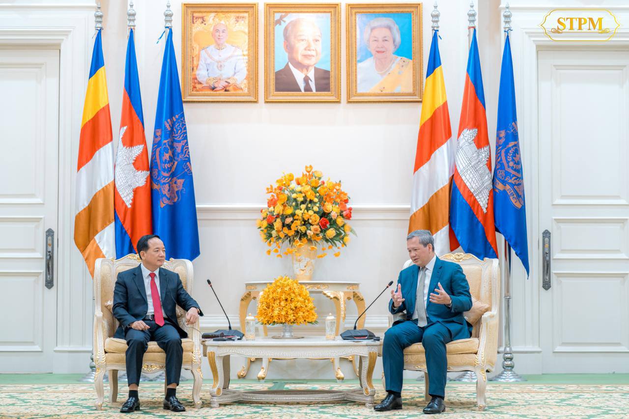 សម្តេចមហាបវរធិបតី ហ៊ុន ម៉ាណែត នាយករដ្ឋមន្ត្រីនៃព្រះរាជាណាចក្រកម្ពុជា បានជួបជាមួយ ឯកឧត្តម ត្រិញ វ៉ាន់ក្វៀត (Trinh Van Quyet) សមាជិកការិយាល័យនយោបាយ សមាជិកគណៈលេខាធិការមជ្ឈិមបក្ស និងជាប្រធានគណៈឃោសនាអប់រំ និងចលនាមហាជនមជ្ឈិមបក្សកុម្មុយនីស្តវៀតណាម ក្នុងជំនួបសម្តែងការគួរសម និងពិភាក្សាការងារ នៅវិមានសន្តិភាព !!!!!