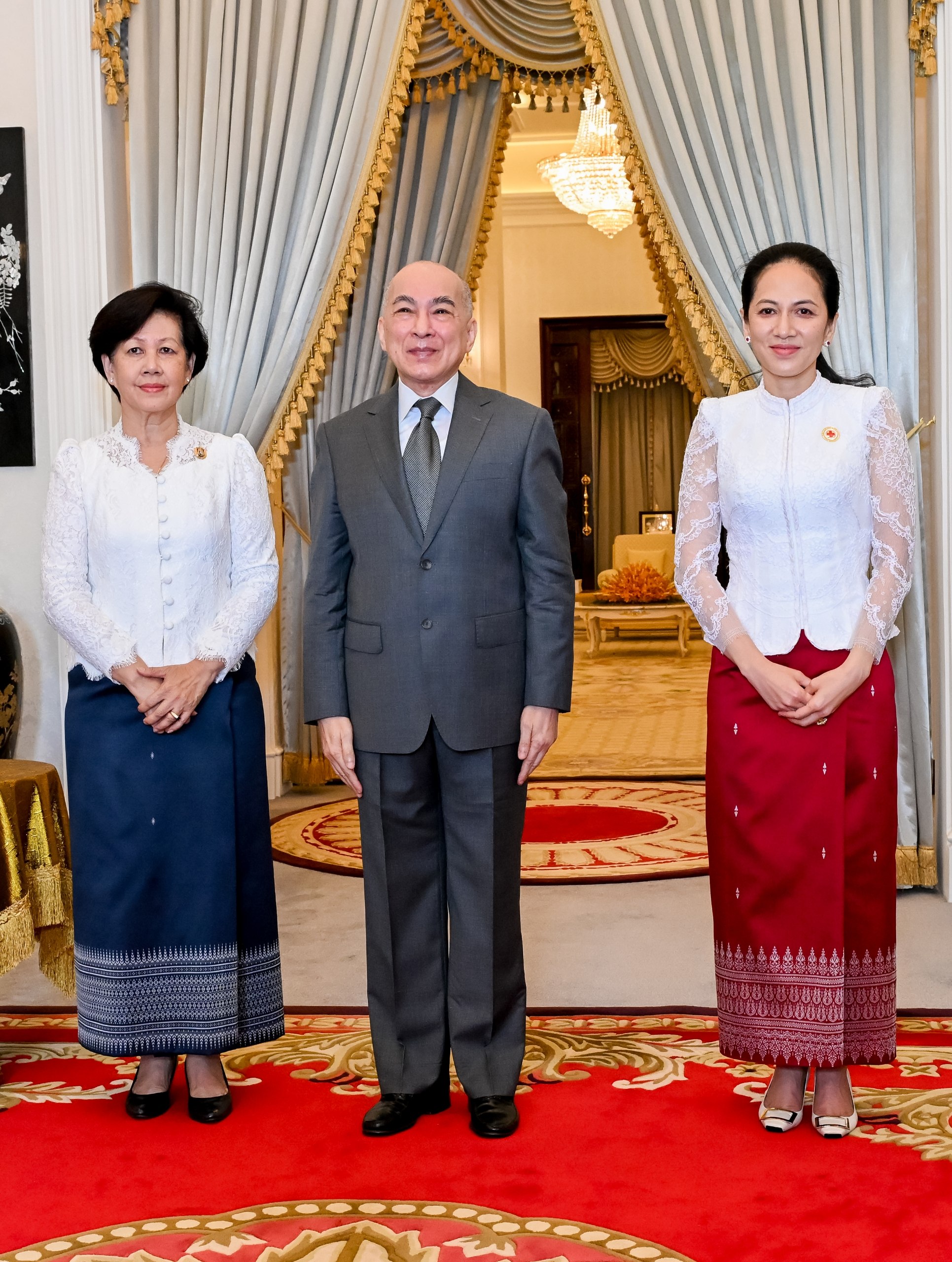 លោកជំទាវបណ្ឌិត ពេជ ចន្ទមុន្នី ហ៊ុនម៉ាណែត អនុប្រធានអចិន្ត្រៃយ៍កាកបាទក្រហមកម្ពុជា និងជាតំណាងដ៏ខ្ពង់ខ្ពស់ សម្តេចកិត្តិព្រឹទ្ធបណ្ឌិត ប៊ុន រ៉ានី ហ៊ុនសែន ប្រធានកាកបាទក្រហមកម្ពុជា អញ្ជើញទទួលព្រះរាជទ្រព្យដ៏ខ្ពស់ខ្ពស់បំផុតពី «ព្រះករុណាព្រះបាទសម្តេចព្រះបរមនាថ នរោត្តម សីហមុនី» ព្រះមហាក្សត្រនៃព្រះរាជាណាចក្រកម្ពុជា !!!!!